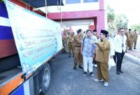 Foto: Wakil Bupati Sumenep, KH Imam Hasyim, saat memimpin apel gabungan ASN sekaligus menyerahkan simbolis hibah perahu kepada Pemerintah Desa Kalisangka.