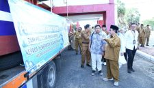 Foto: Wakil Bupati Sumenep, KH Imam Hasyim, saat memimpin apel gabungan ASN sekaligus menyerahkan simbolis hibah perahu kepada Pemerintah Desa Kalisangka.