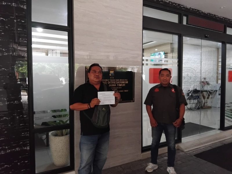 Foto: Ketua DPC LSM TRINUSA Pasuruan bersama Ketua LSM Gajahmada Nusantara Pasuruan saat berada di Mapolda Jawa Timur dalam rangka menyampaikan pengaduan masyarakat (DUMAS). Senin (6/4/2026).