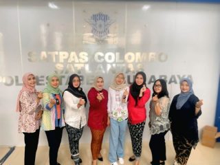 Tingkatkan Rasa Nasionalisme di Momen Peringatan Hari Kartini, Petugas Satpas Colombo Berbaju Berkebaya dan Berbagi Coklat