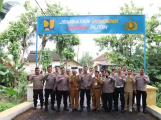Kapolres Sumenep Turun Tangan, Jembatan Rusak di Babbalan Diperbaiki Lewat Aksi Gotong Royong