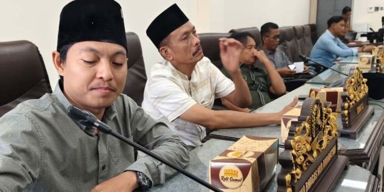 Foto: Ketua Fraksi PDI Perjuangan DPRD Kabupaten Sumenep, Hosnan Abrari, saat menyampaikan komitmen pengawalan Raperda pembatasan usia pengguna media sosial sebagai upaya perlindungan anak di era digital.