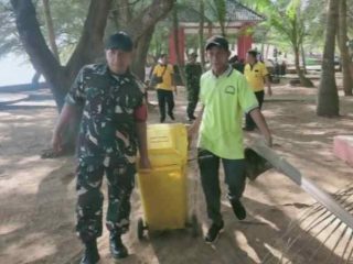 Forkopimca Dasuk Gelar Karya Bakti di Pantai Slopeng