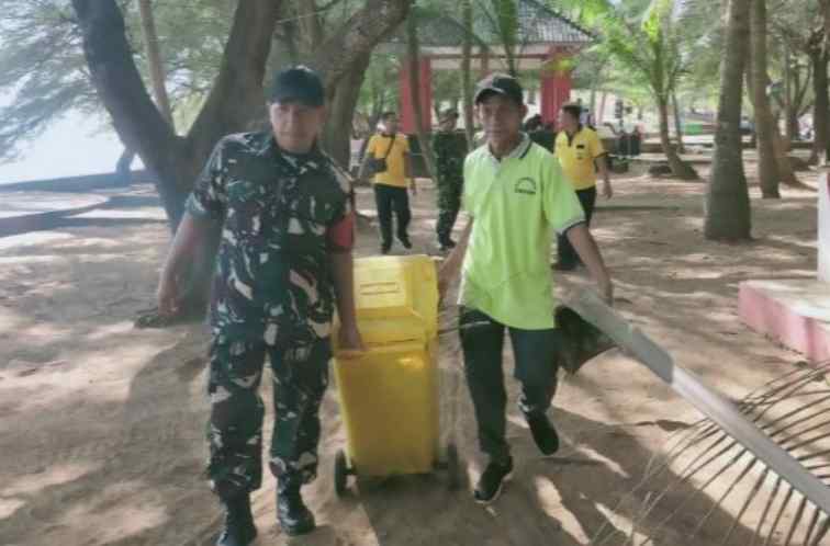 Forkopimca Dasuk Gelar Karya Bakti di Pantai Slopeng