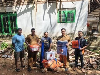 BPBD Sumenep Salurkan Bantuan Logistik untuk Korban Rumah Roboh di Torbang, Bantuan Tunai Menyusul