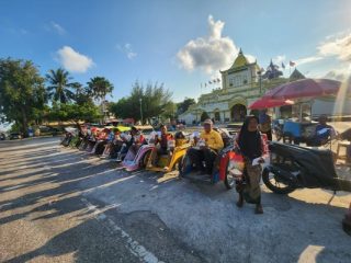 Detikzone.id Tebar Kepedulian Jelang Iduladha, Puluhan Abang Becak Terima Santunan