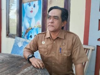 DLH Sumenep Turun Langsung Pangkas Pohon Kering di Area Strategis Pemkab