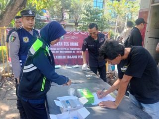 Operasi Tes Urin di Titik-titik vital Pintu Masuk Pelabuhan Jamrud, Satreskoba KP3 Amankan 5 Orang Positif Narkoba dan Sita 6 Dus Rokok Ilegal 