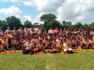 Tangis Haru Warnai Aksi Bakti kepada Orang Tua, Ribuan Pramuka SD di Surabaya Pecahkan Rekor MURI