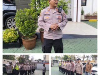 Puluhan Personel Polsek Bubutan Tetap Siaga Lakukan Pengamanan di Depan Kantor Kejaksaan Negeri Tanjung Perak Surabaya 