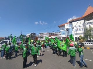 DPRD Jatim Dikepung Ratusan Massa POK DPD KSP KAHUTINDO, Tuntut Kesejahteraan Menyeluruh 