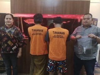 Polrestabes Surabaya Ringkus Dua Pengedar Sabu Bermodus Simpan Barang di Bola Lampu