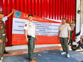 Tindak Tegas Peredaran Minol, Satpol PP Probolinggo Segel 3 Toko di Kanigaran dan Mayangan