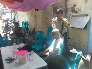 Bukan Sekadar Polisi, Aiptu Affan Sambangi Warga Kalimas Baru dengan Pendekatan Herbal dan Spiritual