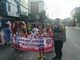 Bukan Malam Jumat! Tuyul, Pocong hingga Mak Lampir Muncul di Jalan Sehat Jagalan
