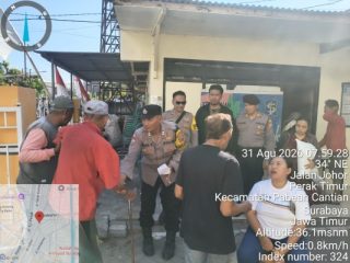 Bukan Sekadar Jaga Keamanan, Polsek Pabean Cantikan Hadir Berbagi Sembako untuk Warga