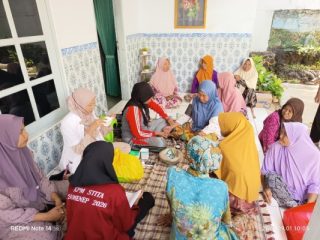 Mahasiswa KPM STIT Aqidah Usymuni Turun Langsung Dampingi Pelayanan Posyandu Lansia