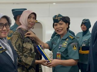 Kontribusi Kesehatan Diakui TNI AL, Dr. Erliyati Raih Brevet Kehormatan