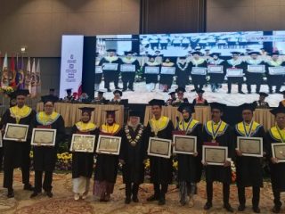 Dyandra Convention Centre jadi saksi, UWP kukuhkan 397 Sarjana. Aisyah Salsabila Borong Dua Penghargaan